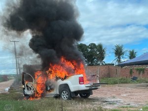 [Vídeo] Caminhonete pega fogo na rodovia AL-110, na zona rural de Arapiraca