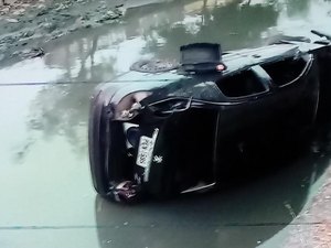 Carro com placa de Caruaru é encontrado dentro do Riacho Salgadinho