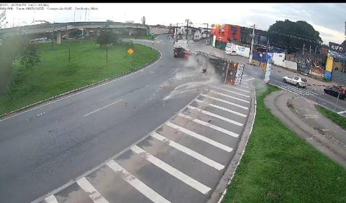 [Vídeo] Carreta prancha tomba na parte alta de Maceió e deixa trânsito lento
