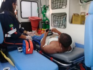 Motociclista fica ferido após colidir com carro