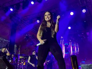 Simone Mendes faz show solo pela primeira vez no São João em Maceió