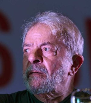 Lula se entrega e é preso pela Polícia Federal em São Paulo