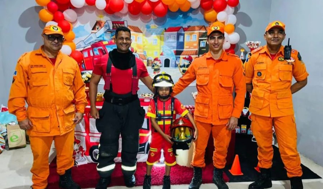 Bombeiros surpreendem garoto de 8 anos durante aniversário em Água Branca