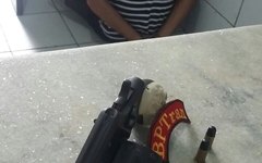 Homem é preso em flagrante com arma de fogo em carro de lotação