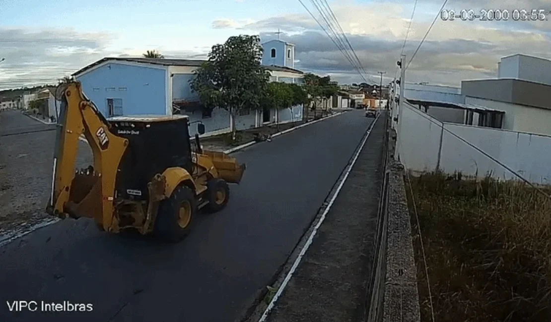 Imagens mostram momento em que retroescavadeira atinge motociclista em Arapiraca
