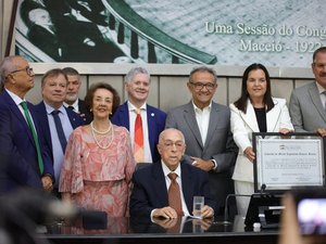 Pediatra Milton Hênio recebe a comenda Tavares Bastos em sessão emocionante