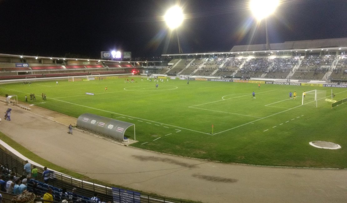 De olho na liderança, CSA e CEO duelam no Estádio Rei Pelé