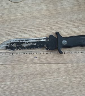 Jovem de 19  anos é flagrado tentando esconder faca na cintura em Delmiro Gouveia