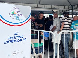 Instituto de Identificação atende população em situação de rua no Centro de Maceió