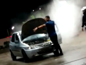 [Vídeo] Princípio de incêndio em carro assusta clientes e funcionários de posto de combustível, em Arapiraca