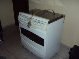 Mulher vai pegar fogão e acaba sendo agredida pelo ex