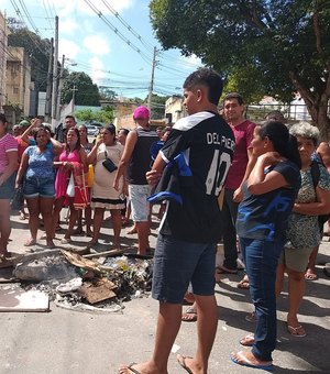 Após estragos deixado pelas chuvas, moradores protestam no Centro de Maceió