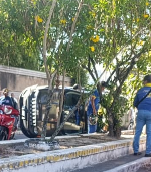 Jeep capota após motorista perder controle da direção em Arapiraca