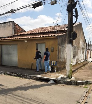 Agentes da Dracco apreendem celulares na casa de suspeito de pertencer à quadrilha Novo Cangaço em Alagoas