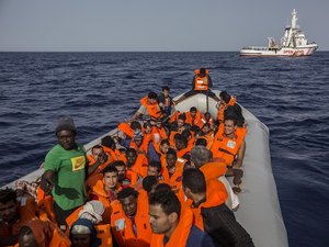 Barco de resgate de migrantes vai à Espanha depois de Itália e Malta impedirem desembarque