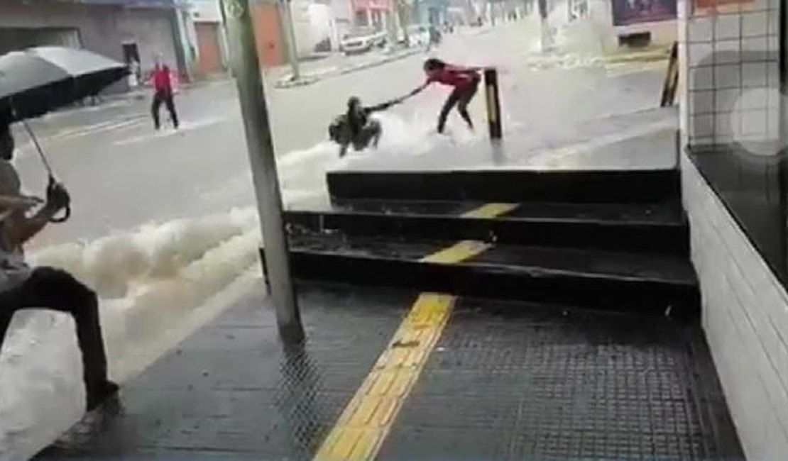 [Vídeo] Mulher é arrastada por correnteza durante chuva no Ceará