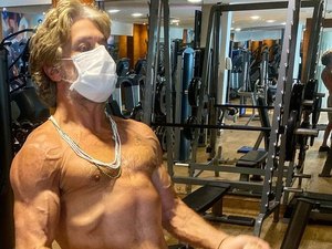 Fabio Assunção exibe músculos em treino com personal: 'Seguimos na luta'