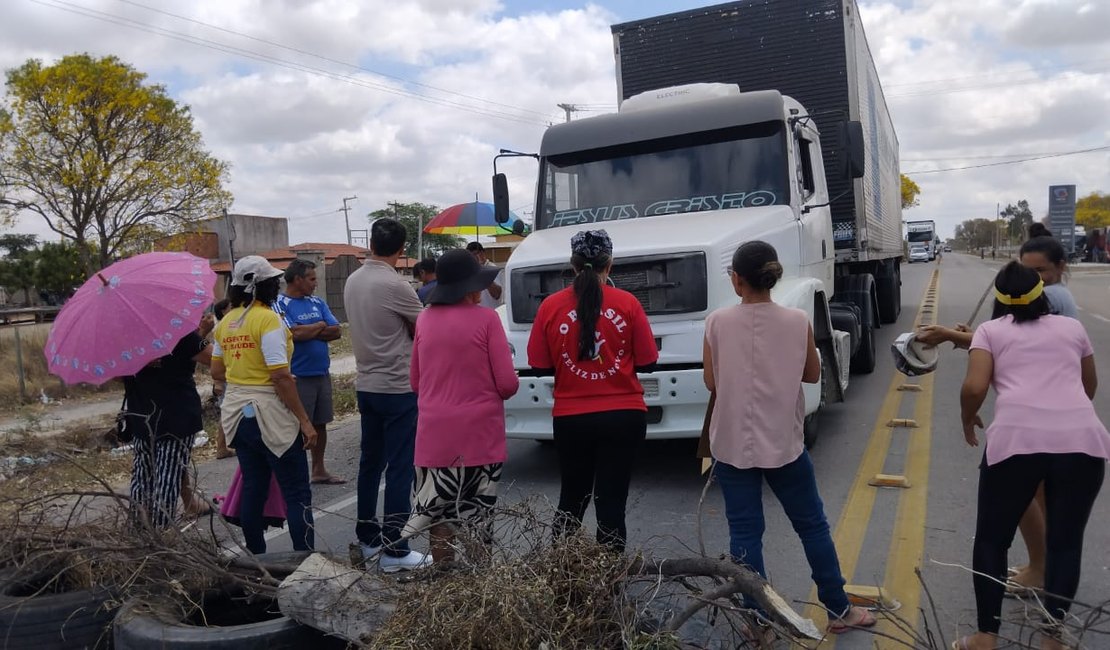 [Vídeo] Moradores da zona rural de Ouro Branco ocupam rodovia federal em protesto contra falta de água