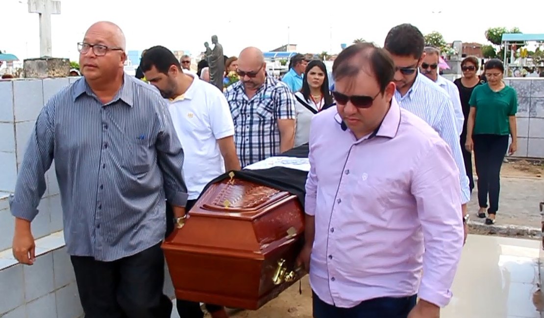 [Vídeo] Familiares, radialistas e amigos dão adeus ao radialista José de Sá em Arapiraca