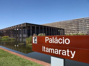 Diplomata é denunciado por supostos ataques usando perfil fake nas redes