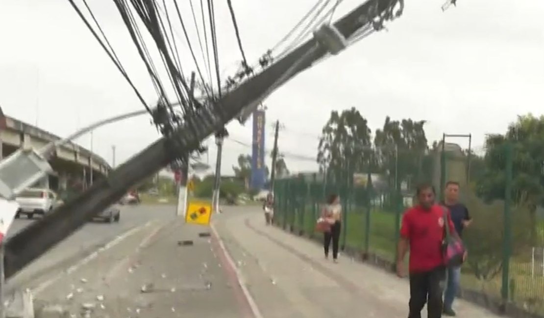 Acidente deixa poste pendurado por fios na Avenida Durval de Góes Monteiro