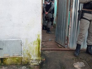 [Vídeo] Homem é encontrado morto dentro de residência em Arapiraca