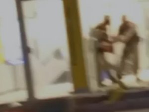 Adolescente surta dentro de agência bancária, é agredido por populares e preso no interior de AL