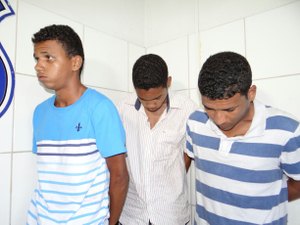Trio acusado de assaltar idosa com maçarico é preso na Ponta Verde