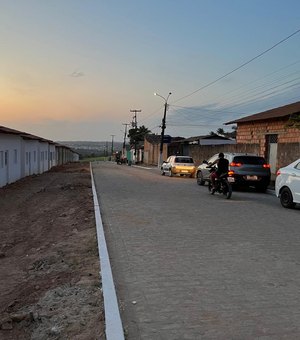[Vídeo] Prefeito Luciano Barbosa entrega 25 ruas pavimentadas em área carente da cidade