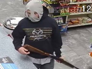 Homem esconde o rosto com cueca durante assalto, mas acaba reconhecido e preso