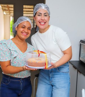 Participante das Oficinas da Gabi transforma aprendizado em fonte de renda e recebe visita da deputada estadual