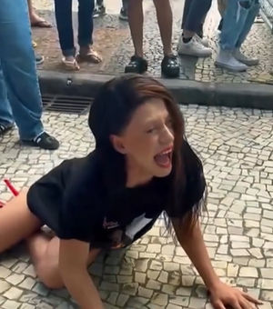 Fã se ajoelha e chora em frente ao Copacabana Palace à espera de Lady Gaga