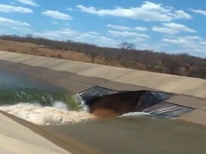 Canal da transposição do Rio São Francisco se rompe no Sertão de Pernambuco