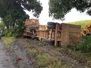 Caminhão canavieiro tomba e deixa motorista ferido na BR-316, em Pilar