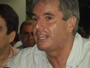 Prefeito é afastado acusado de desviar R$ 11 milhões dos cofres públicos
