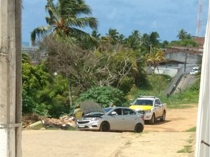 Perseguição policial termina com tiroteio e carro abandonado em Maceió