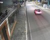 [Vídeo] Câmeras flagram momento em que carro passa em alta velocidade e bate em moto, em Maceió