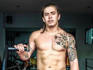 Whindersson tocando música após anuncio de separação: 'Está tudo bem'