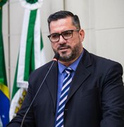 Leonardo Dias apresenta projeto para regulamentar uso de celulares em escolas de Maceió