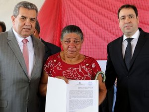 Moradores de Marechal Deodoro recebem escrituras pelo Moradia Legal