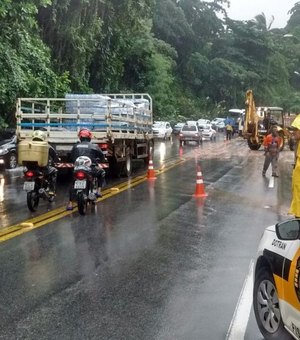Chuva deixa o trânsito bloqueado em alguns pontos de Maceió; veja