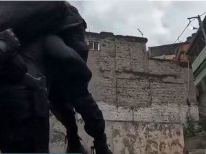 Policial é baleado por tiro de fuzil durante operação no Complexo do Alemão no Rio de Janeiro