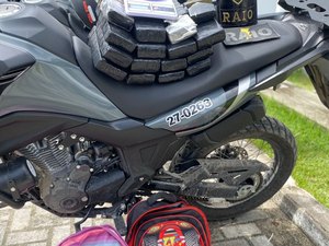 Polícia apreende mais de 8 kg de maconha após fuga de suspeito em Maceió