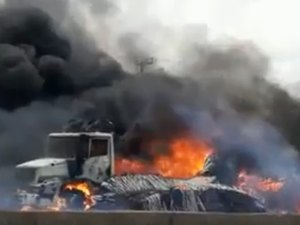 [Vídeo] Caminhão com carga de tecido pega fogo em São Sebastião 