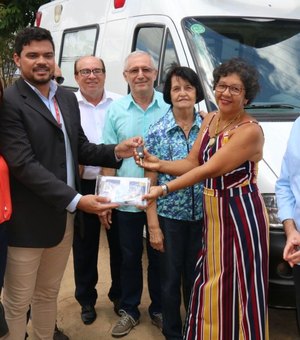 Governo do Estado entrega ambulância para a Casa dos Velhinhos em Arapiraca