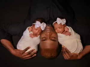 Após esposa morrer no parto, haitiano cuida de gêmeas e quer reunir família