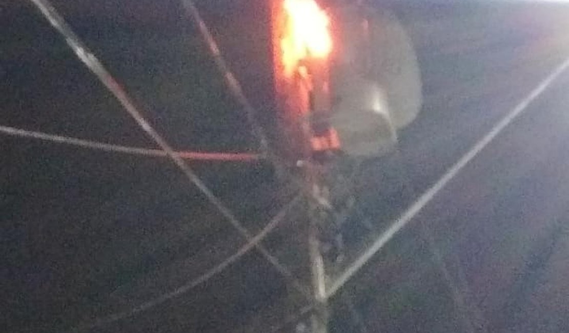 Poste incendeia e deixa moradores ‘presos’ em São Luís do Quitunde