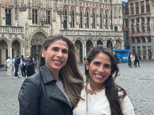 De saída da Câmara, Gaby Ronalsa presenteia Marina e Paula Dantas com comendas