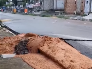 [Vídeo] Asfalto rompe e lama assusta moradores em área de risco no Bom Parto