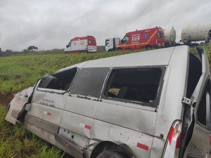 Veículo da Sesau capota e deixa seis pacientes feridos na BR-101